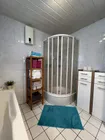 Badezimmer mit Wanne und Dusche