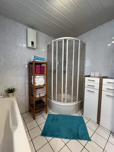 Badezimmer mit Wanne und Dusche