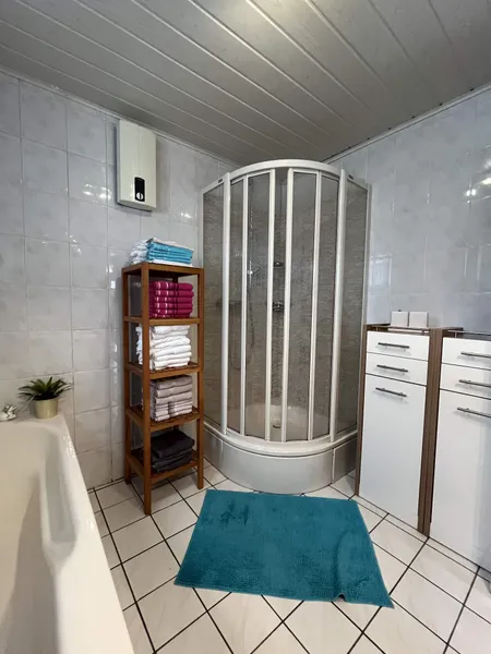 Badezimmer mit Wanne und Dusche
