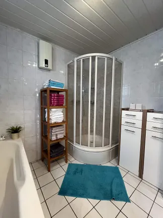 Badezimmer mit Wanne und Dusche