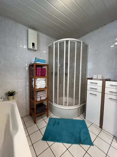 Badezimmer mit Wanne und Dusche