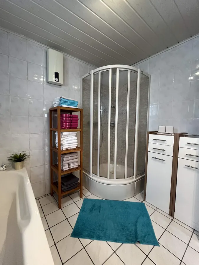 Badezimmer mit Wanne und Dusche