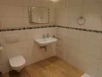 schickes, modernes Badezimmer ...