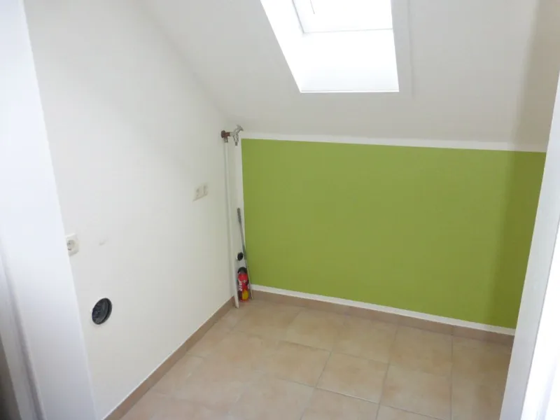 kl. Wirtschaftsraum mit Waschm.-Anschluss im DG