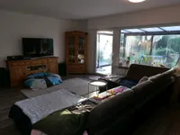 Wohnzimmer mit Austritt in den Wintergarten