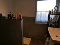 schickes Duschbad mit Fenster und ...