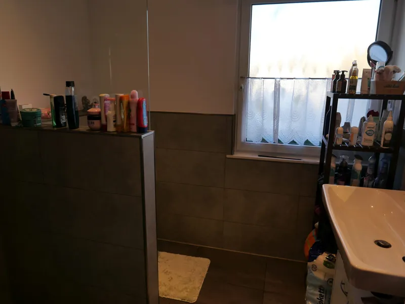 schickes Duschbad mit Fenster und ...