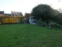 mit Gartenteich und Freisitz