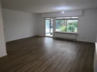 Wohnzimmer mit Austritt in den Wintergarten