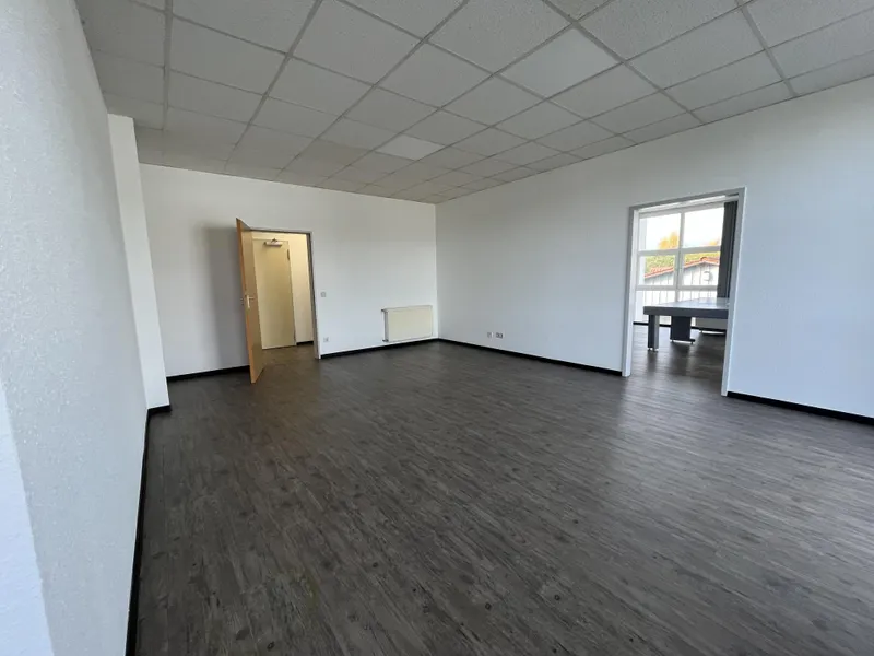 ... Durchgang zum Büro Nr. IV