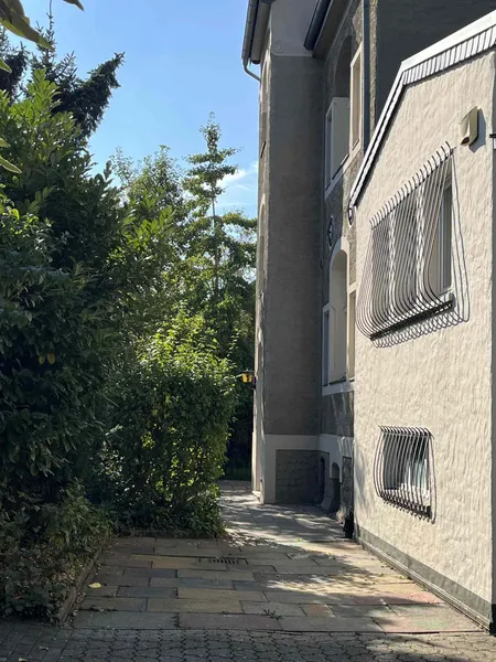 Eingangsbereich mit vorgelagertem Stellplatz