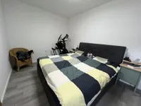 ... dahinterliegendes Schlafzimmer