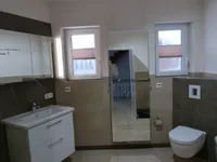 Badezimmer mit Fenster und ...