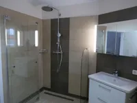 ebenerdiger Dusche sowie Waschmaschinenanschluss