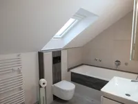 Badezimmer mit Fenster ...