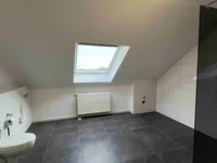 großzügiges, modernes Badezimmer