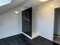 fast ebenerdige Dusche