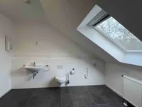 Waschmaschinen-Anschluss und Fenster vorhanden