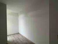 ... mit Austritt auf den Balkon