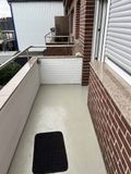 mit Austritt auf den Balkon