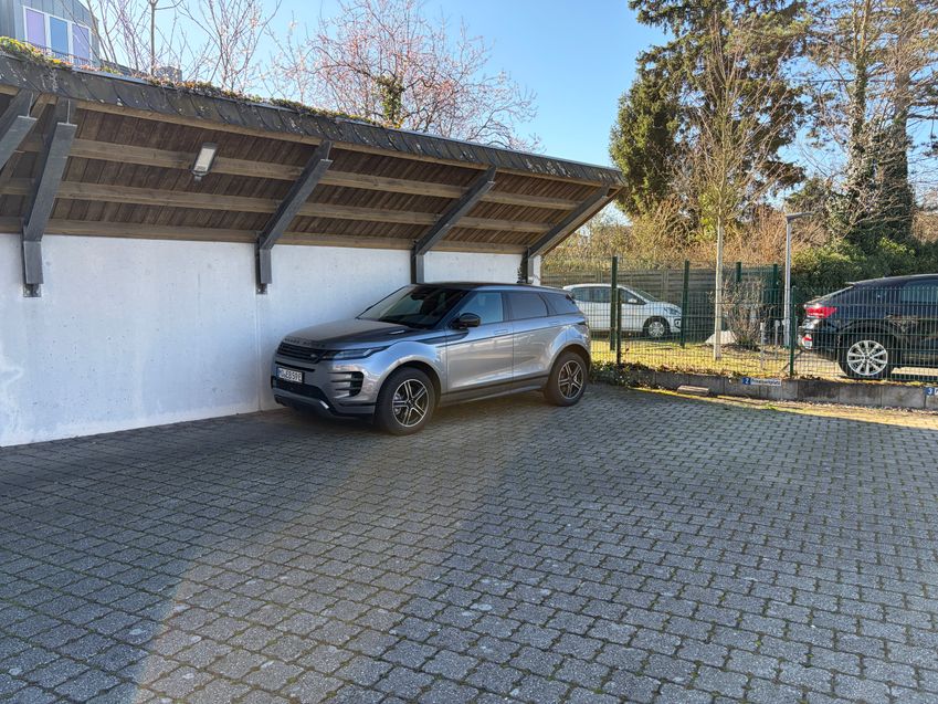 Teilüberdachter PKW-Stellplatz