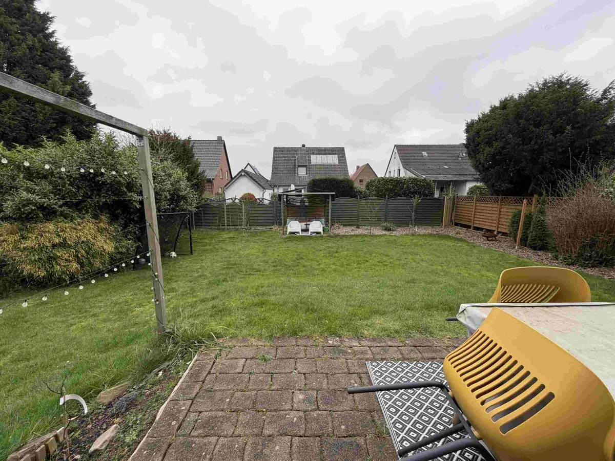 Blick von der Terrasse in den Garten