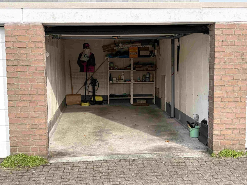 Garage mit Sektionaltor