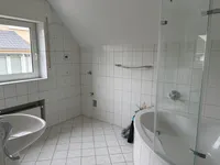 Badezimmer mit Eckbadewanne