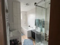 Badezimmer mit Wanne und Dusche