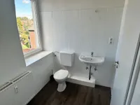 Badezimmer mit Tageslichtfenster