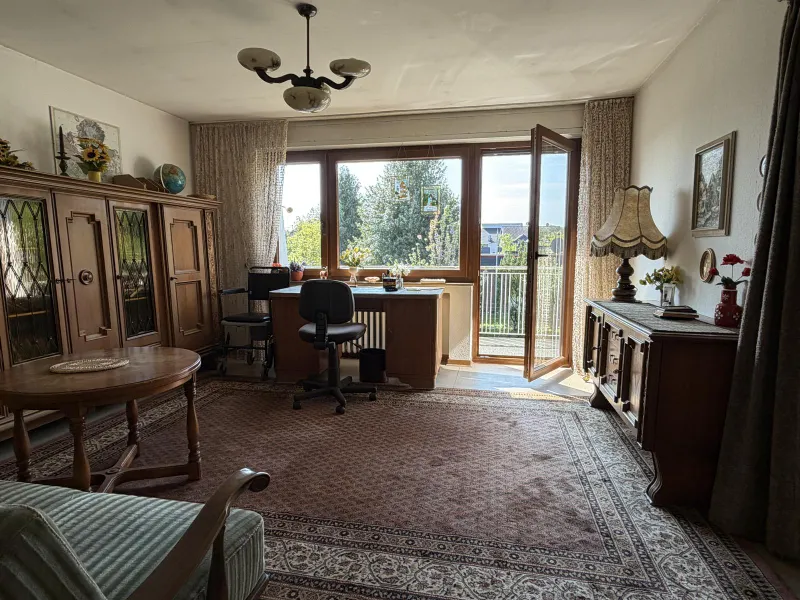 Büro mit Austritt auf den Balkon