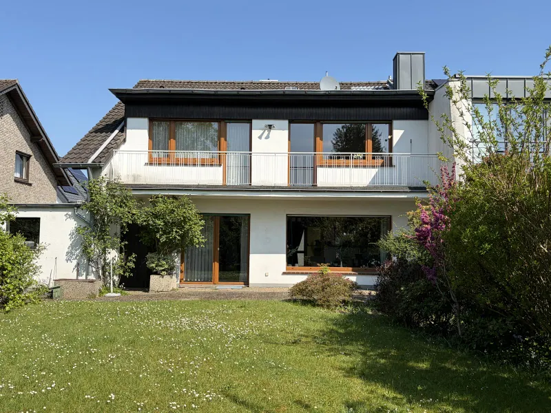 Hausrückseite mit Balkon