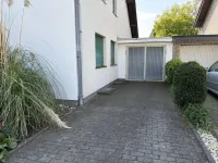 Garage und Stellplätze