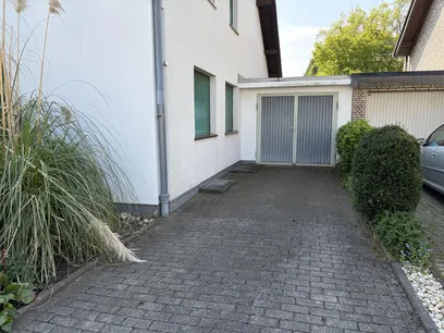 Garage und Stellplätze