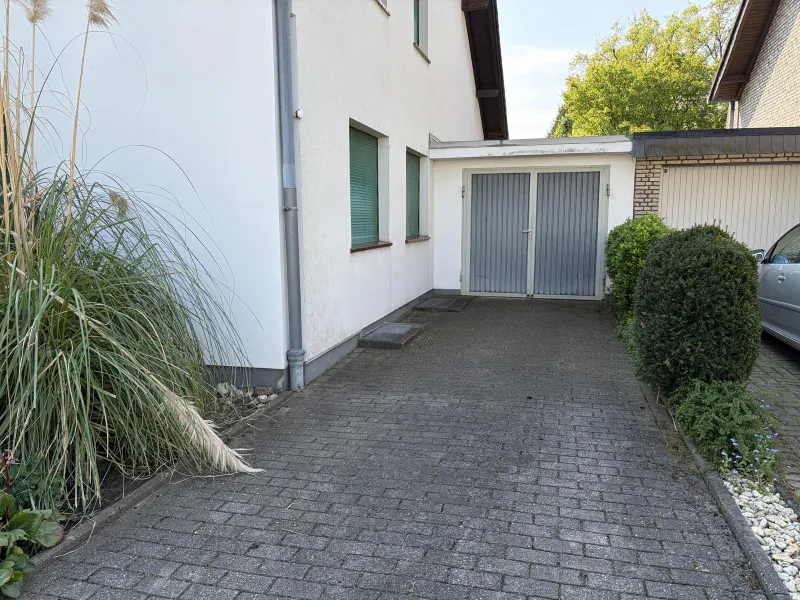 Garage und Stellplätze