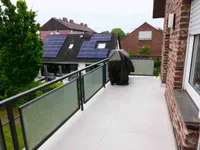 große Terrasse mit Blick in den Garten