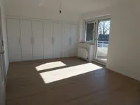 großes Schlafzimmer mit Einbauschrank ...