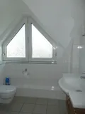 Badezimmer mit Fenster ...