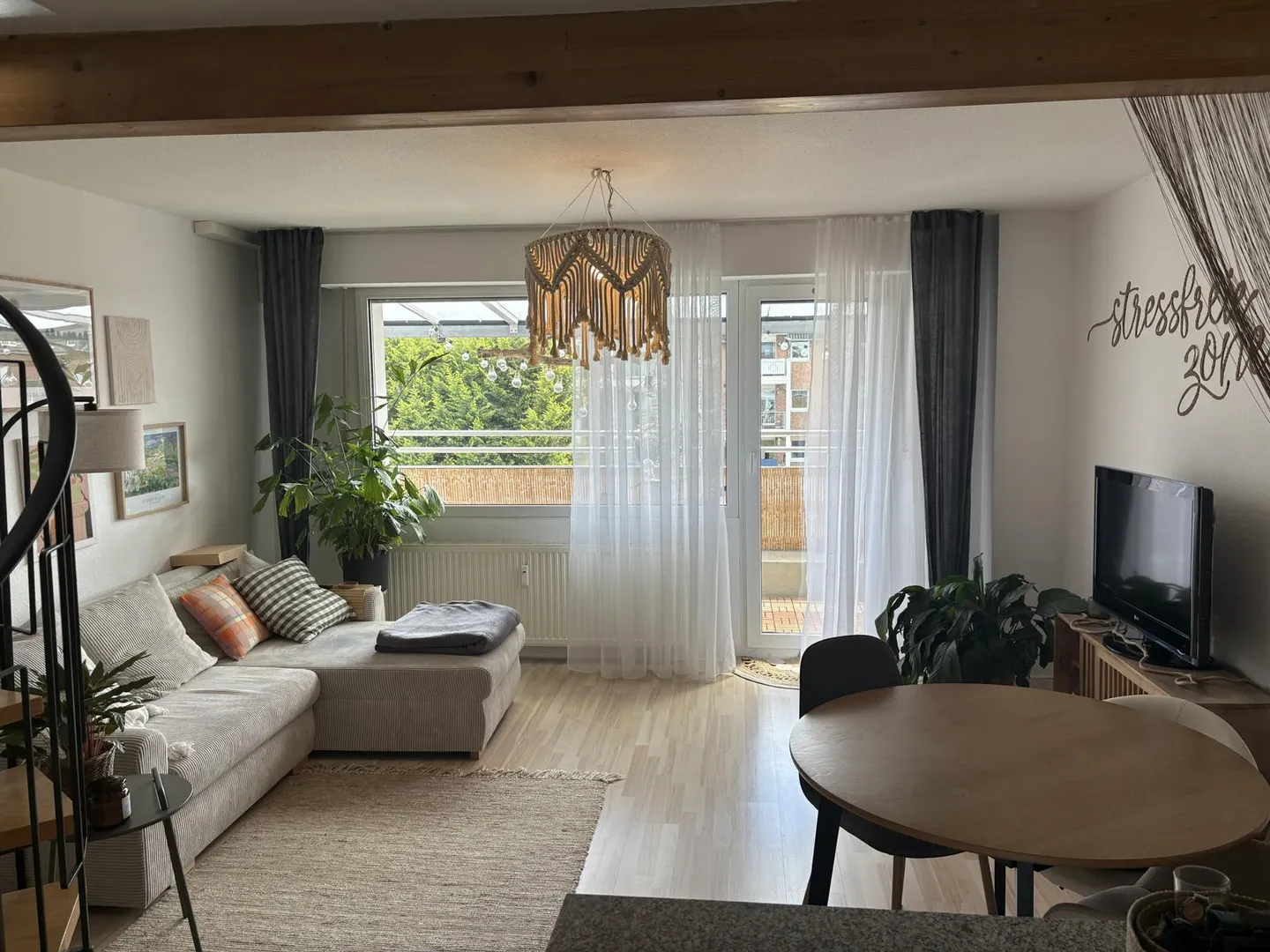 Moderne 2-Zi.-Maisonette-Wohnung mit Balkon und Klimaanlage im Zentrum