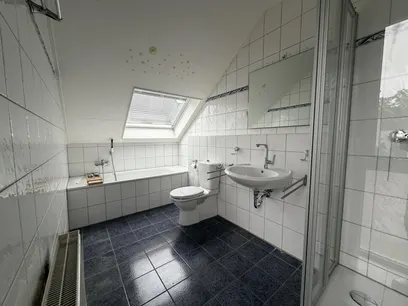 Badezimmer mit Wanne...