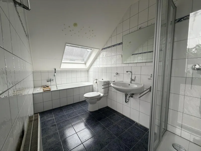 Badezimmer mit Wanne...
