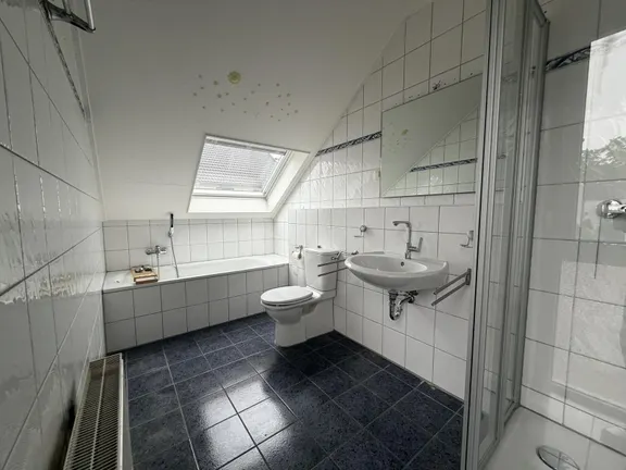 Badezimmer mit Wanne...