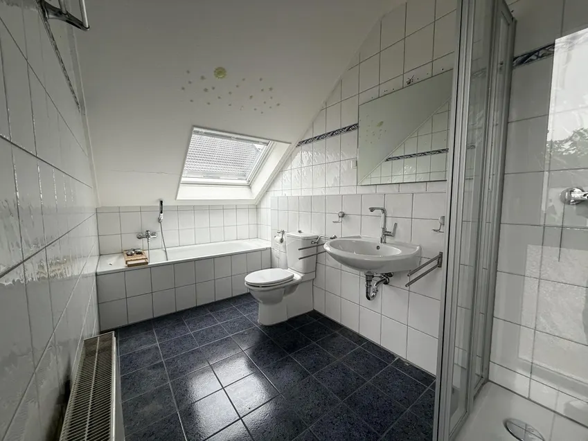 Badezimmer mit Wanne...