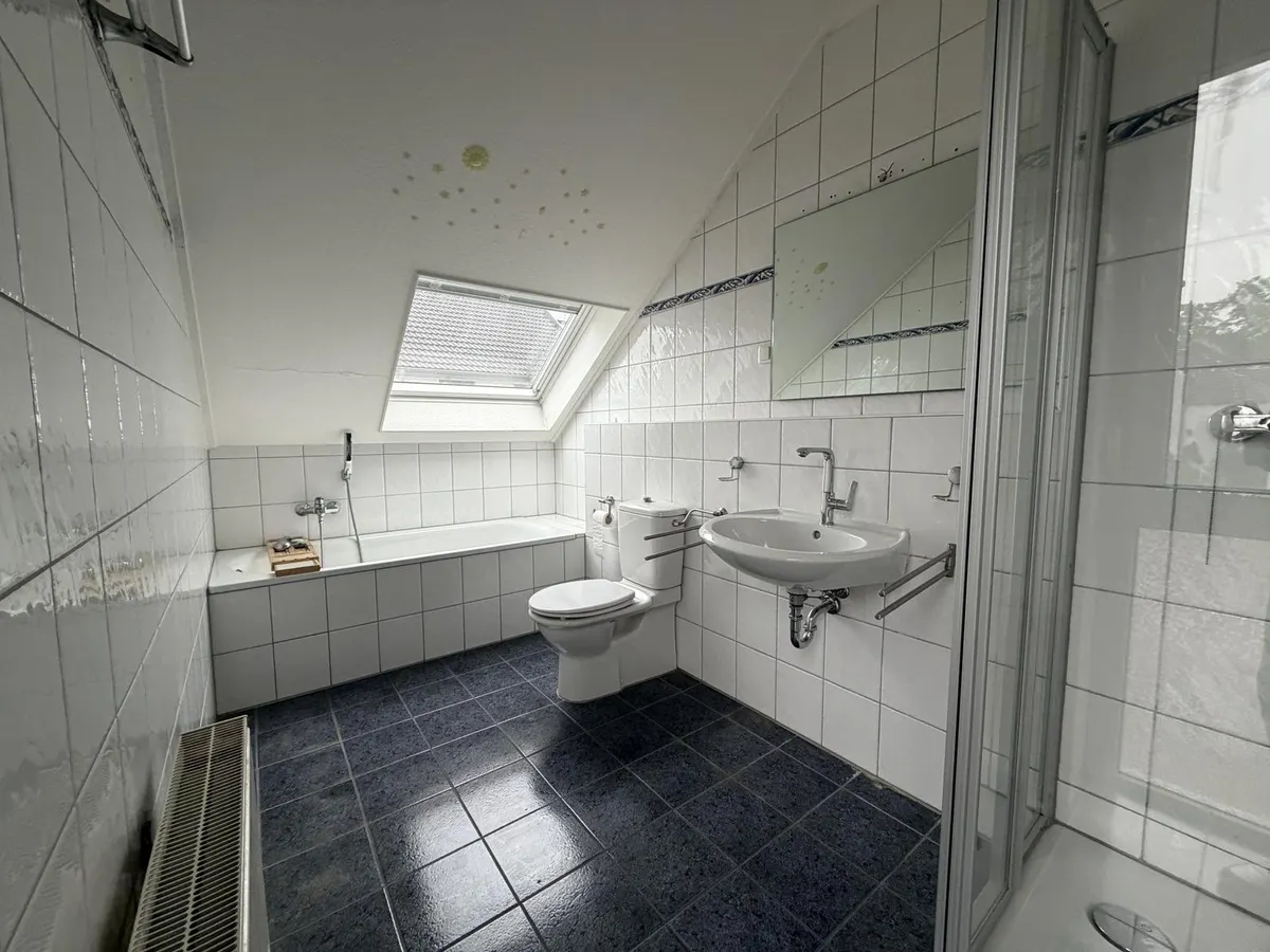 Badezimmer mit Wanne...