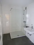 schickes, modernes Duschbad