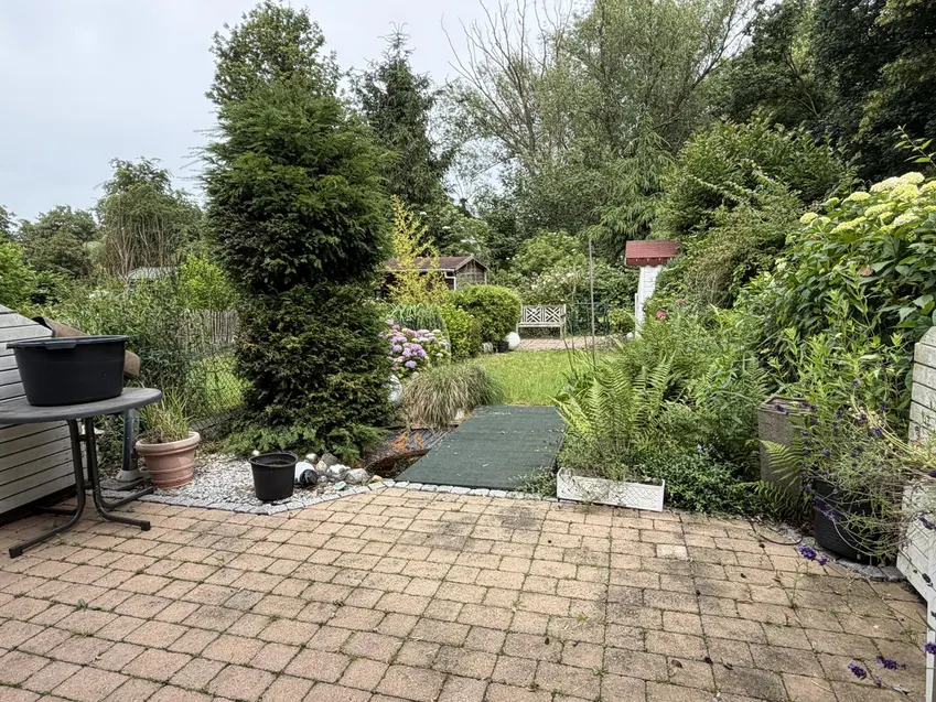 Terrasse mit Blick in den Garten