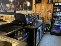 Theke mit Kaffeemaschine