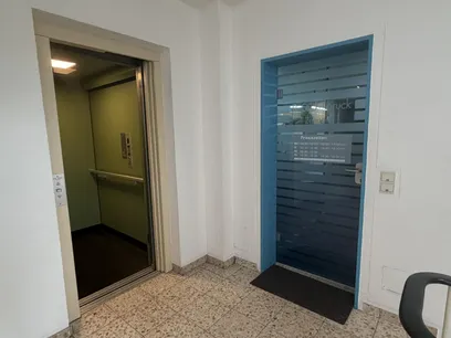 Praxiszugang und Aufzug