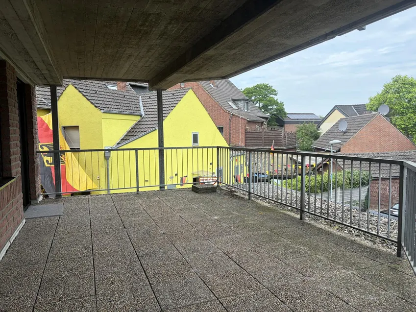 ... ca. 26 m² großer Terrasse