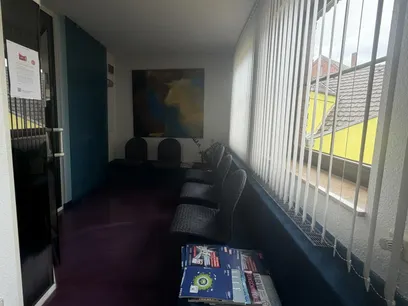 ... daneben der Wartebereich